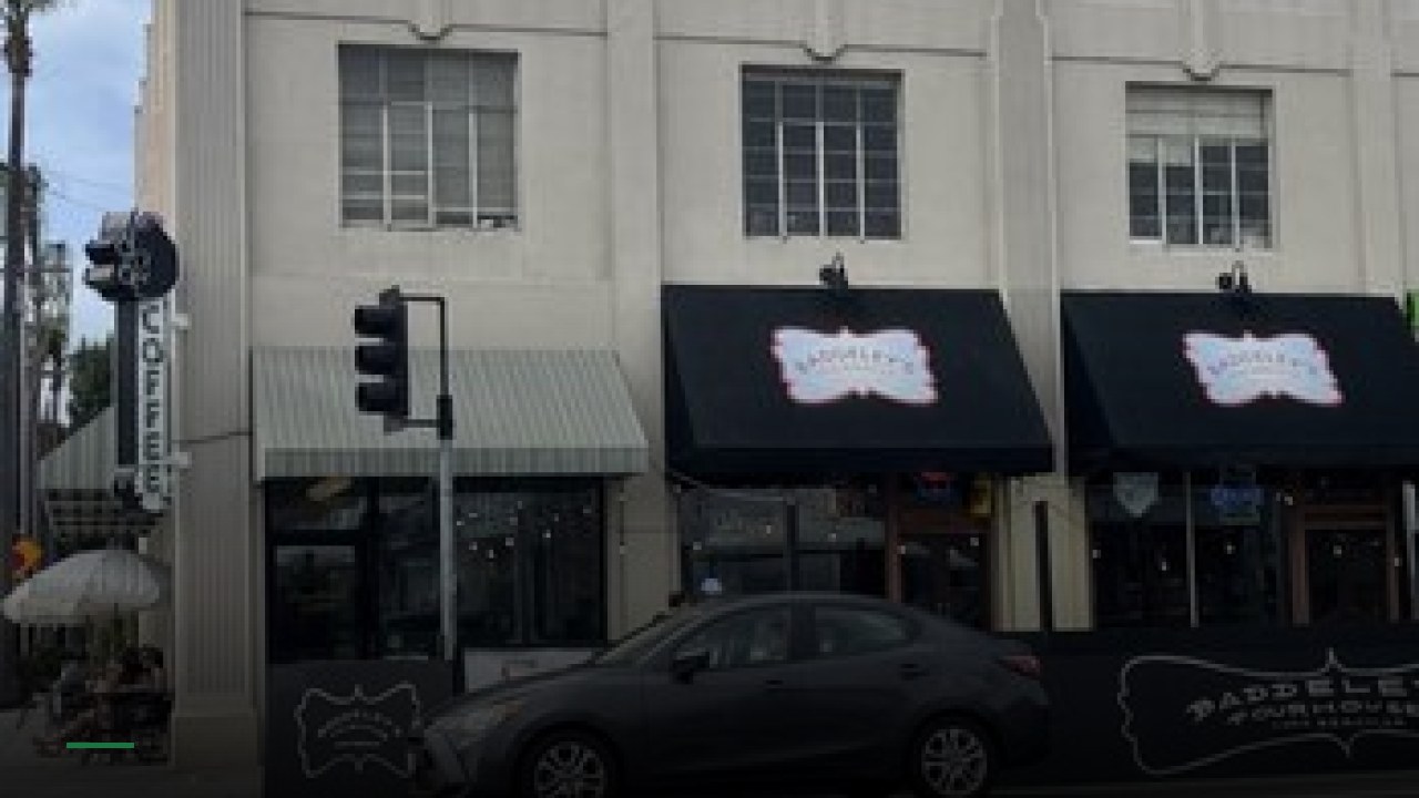 Baddeley's Pourhouse Sports Bar - Sports Bars in Long Beach