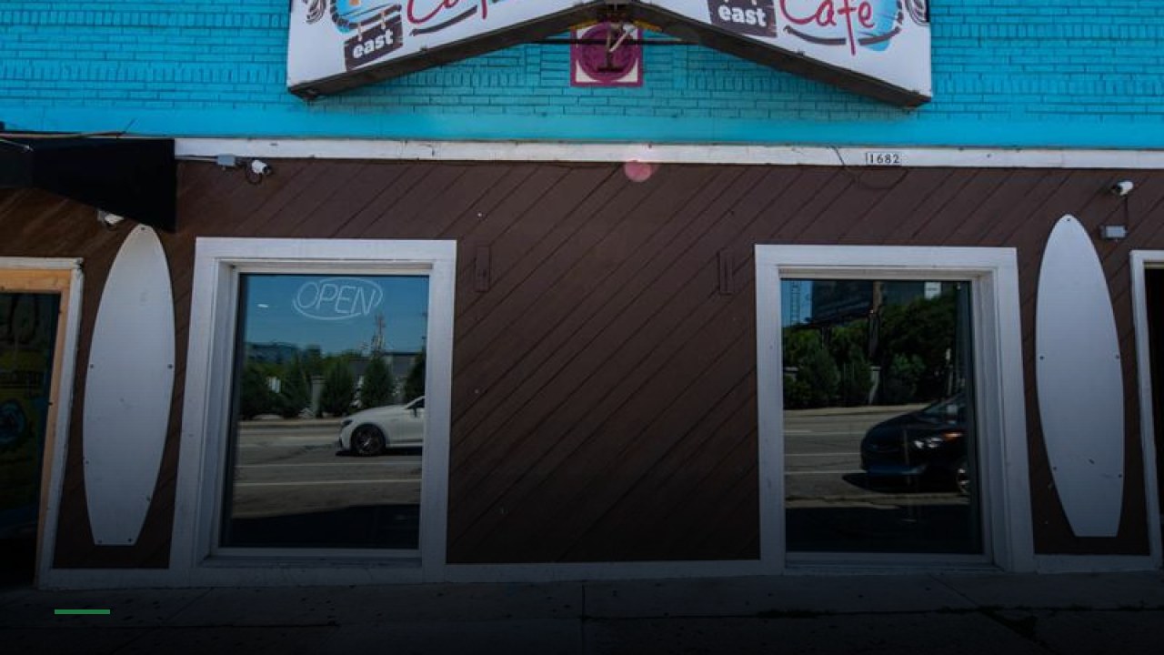 Mangos Cafe East - Sports Bars in Milwaukee