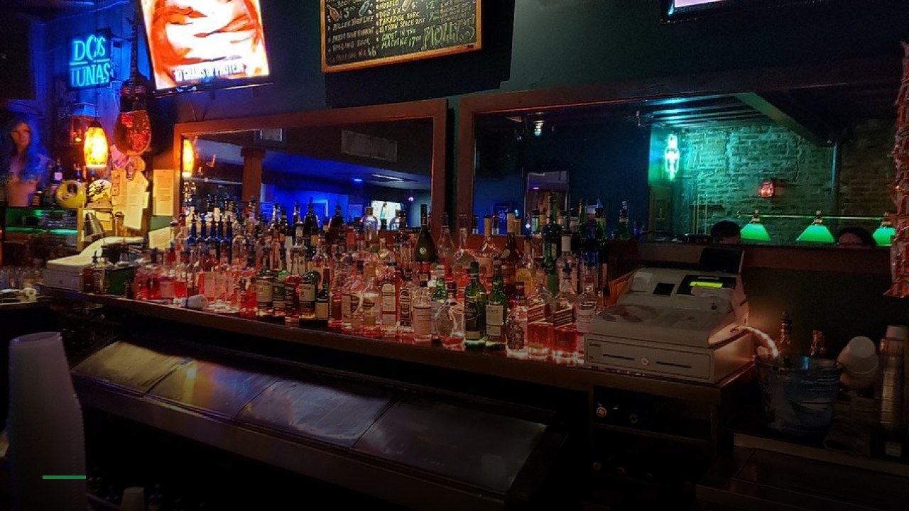 Molly's Irish Pub - Sports Bars in New Orleans