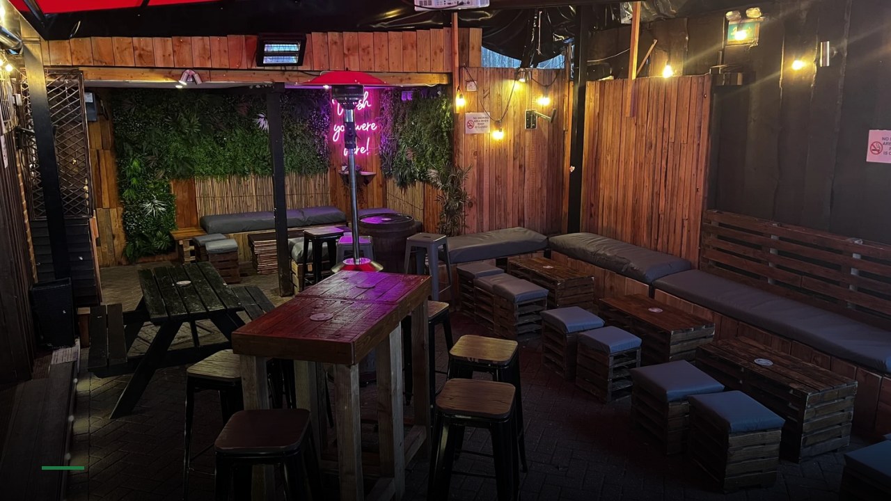 Pews Bar and Courtyard - Sports Bars in Crawley
