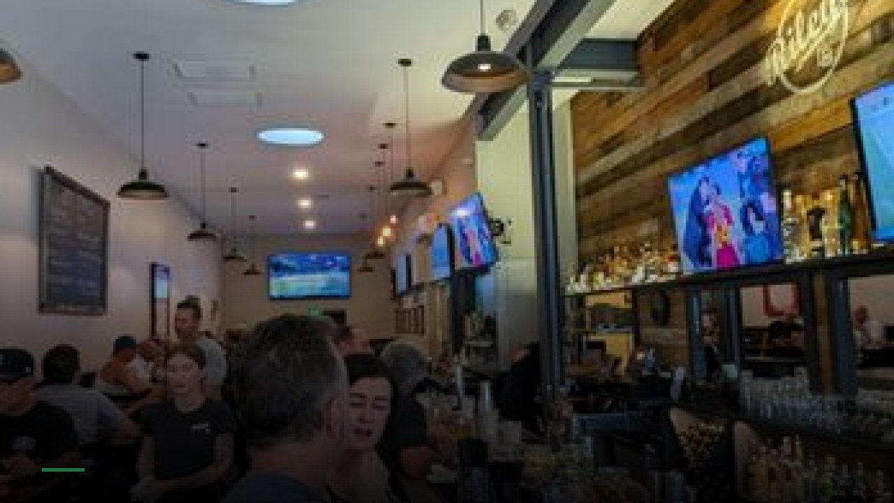 Riley's on 2nd Street - Sports Bars in Long Beach