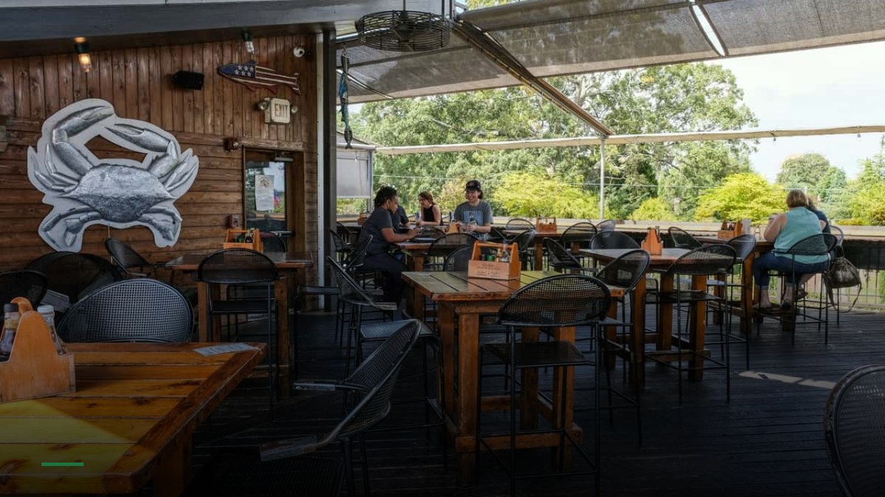 Six Feet Under Pub & Fish House - Grant Park - Sports Bars in Atlanta